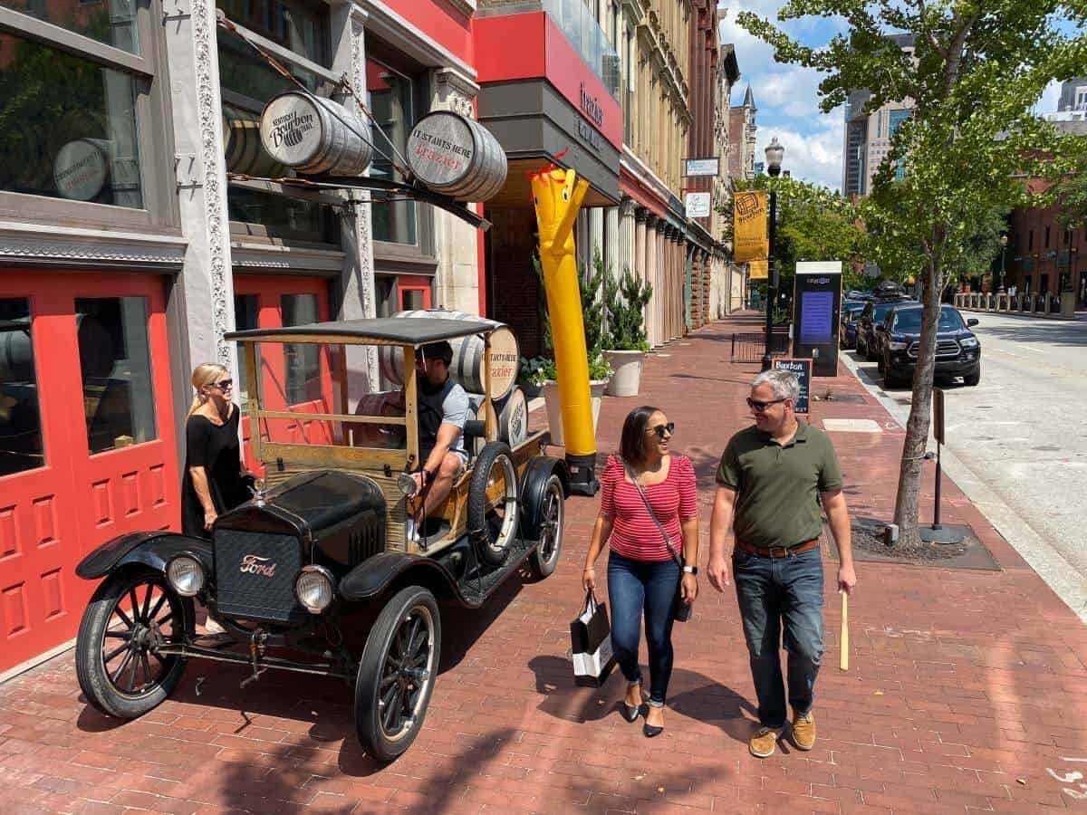 Main Street Frazier Shopping Couple Horizontal ae9217944f0738f696c093bccdcb3e55 - 10 Reasons to visit Louisville this Spring